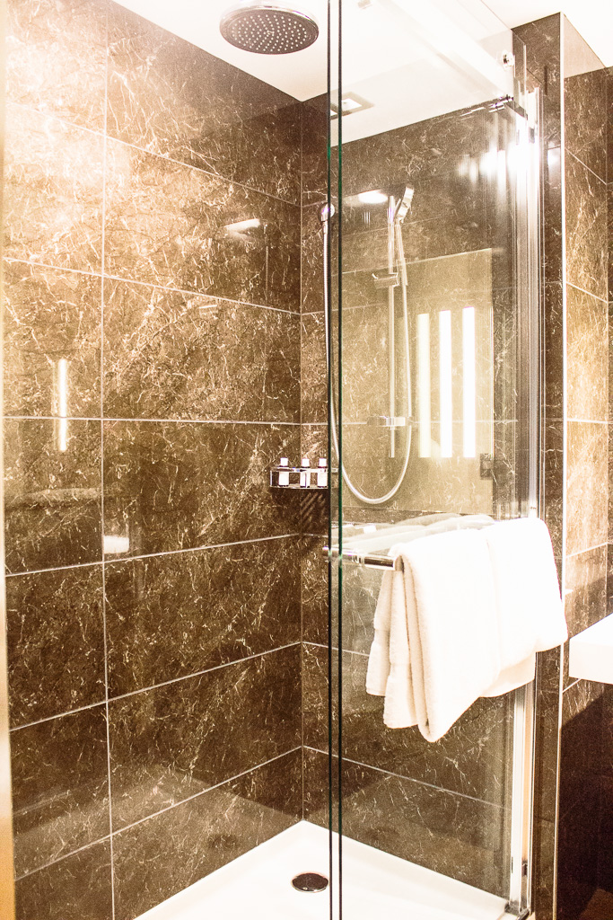 AC Hotel Minneapolis Downtown bathroom