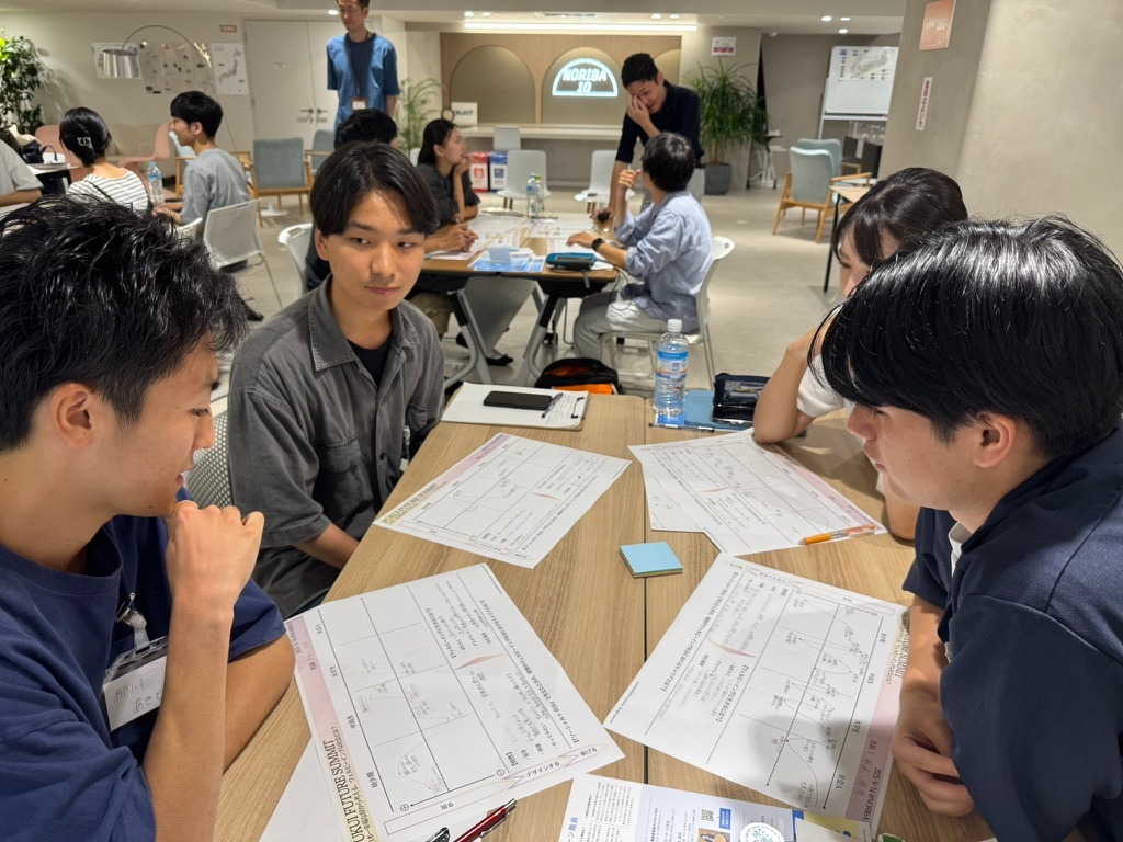 Fukui Future Summitキャリアデザイン編の大阪会場で対話する参加者
