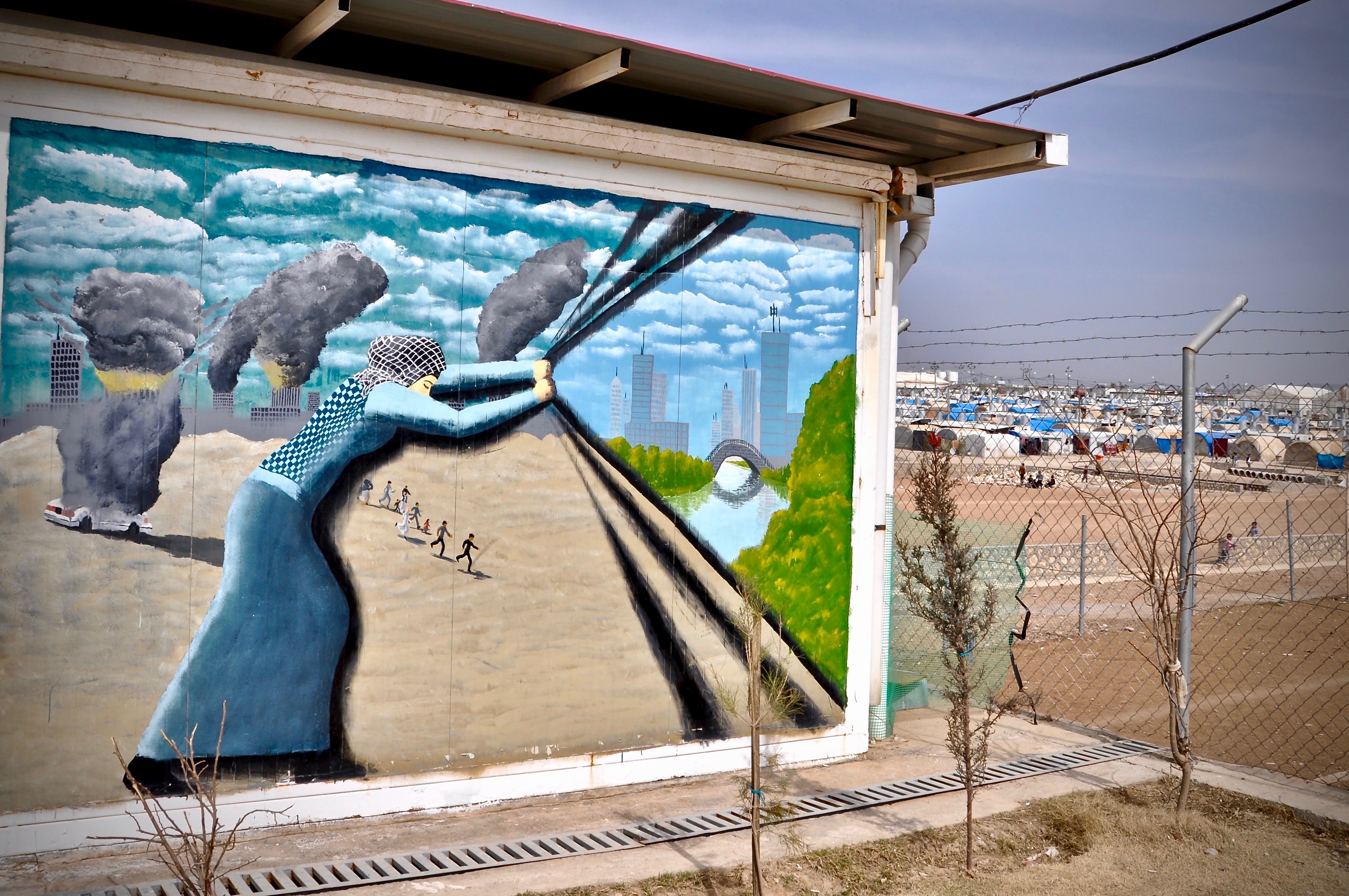 Hoffnung auf eine bessere Zukunft verkündet die Wandmalerei im Kabarto Camp, Kurdistan