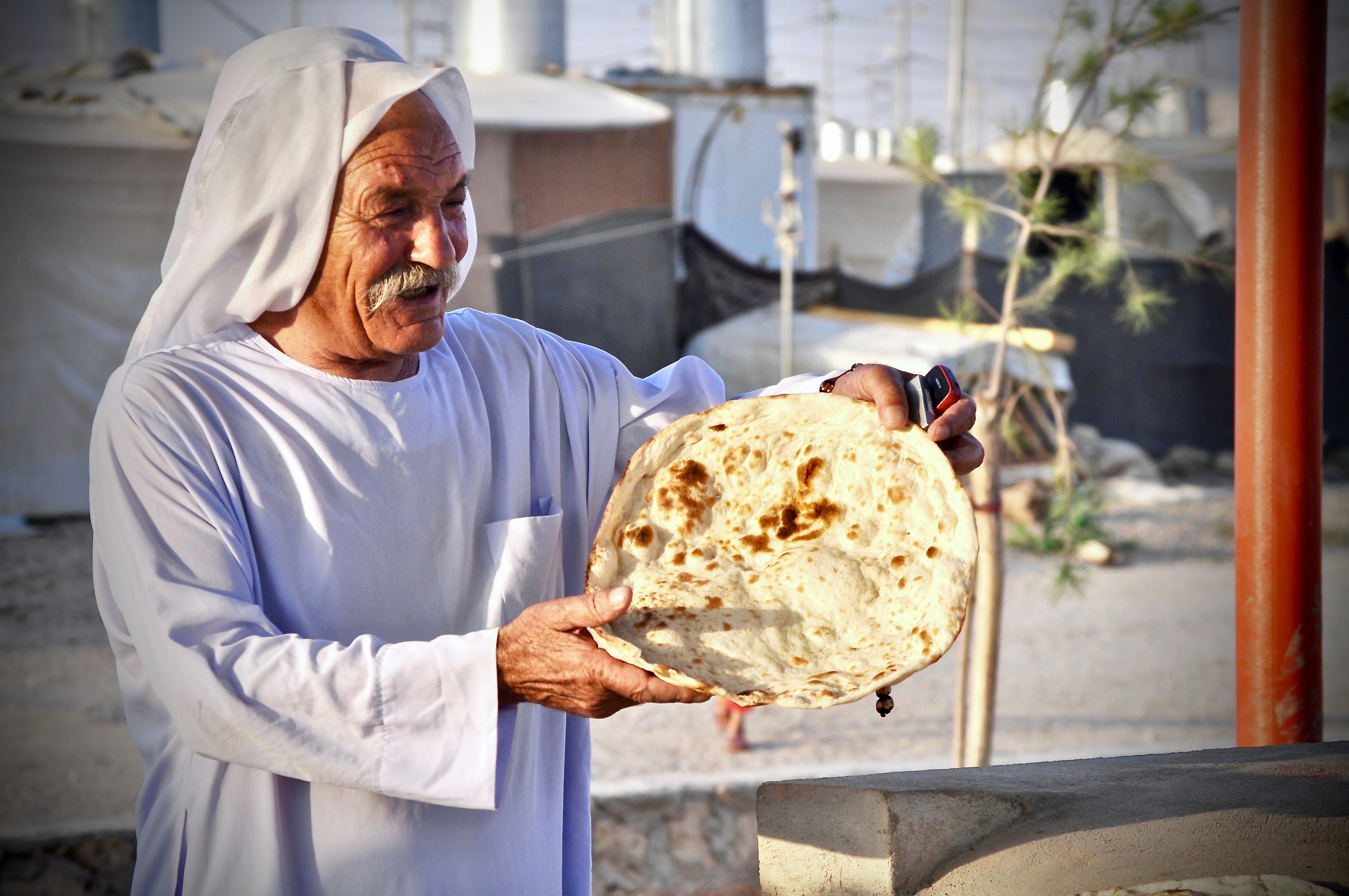 Jeside kauft Brot im Flüchtlingscamp Kabarto, Kurdistan
