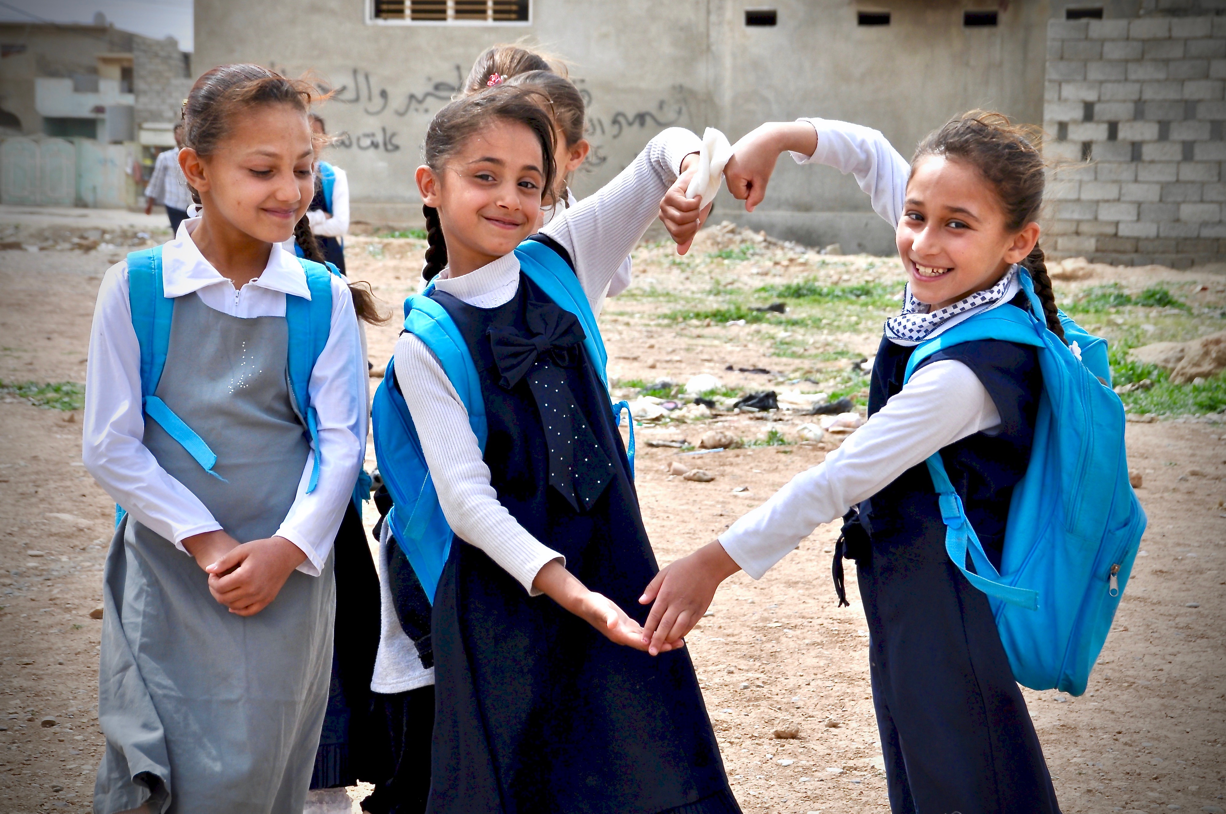 Kinder auf dem Schulweg in Mosul
