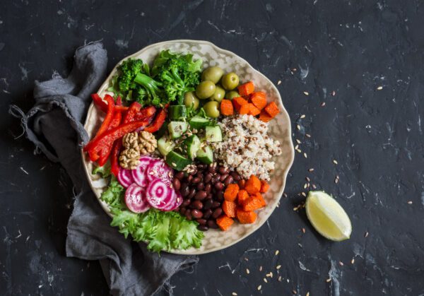 ¿Estás pensando en adoptar una dieta vegana? Esto es lo que debes saber primero