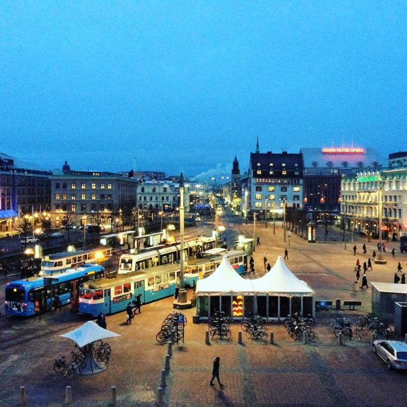 Morgendämmerung über dem Bahnhofsplatz