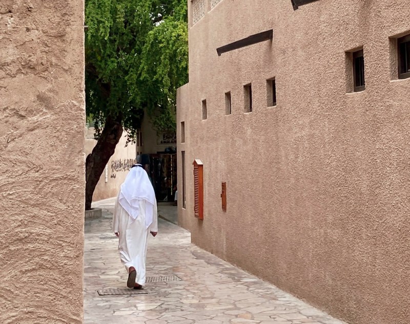 Man wandelt door Dubai Old Town