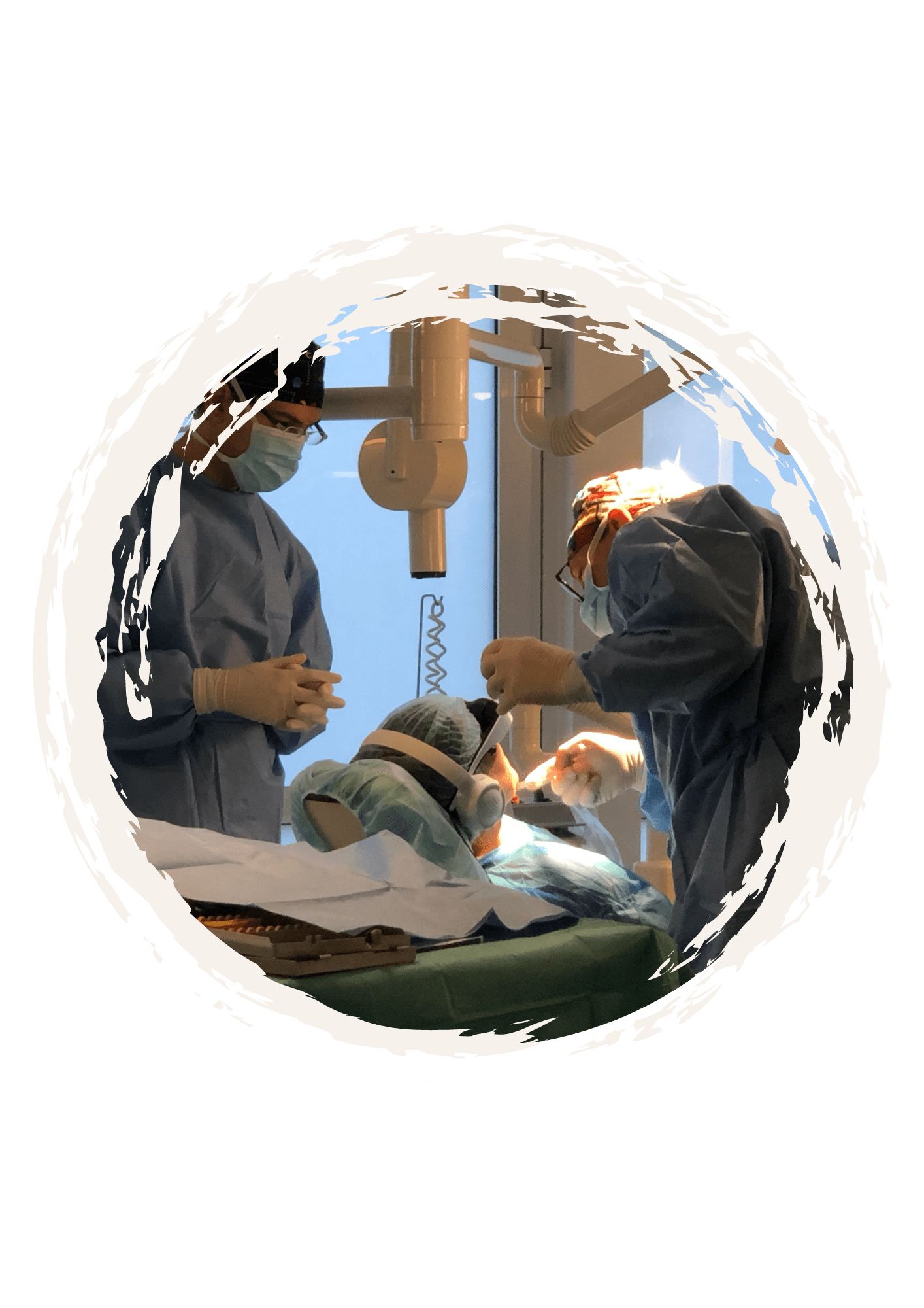 Relax dispositif de gestion du stress pour les soins est utilisé en implantologie dentaire, adapté a tout types d'interventions.D’une part, Relax ne gêne en aucun cas les gestes des praticiens. De surcroit, les patients sont libres de stress et de douleur induite.