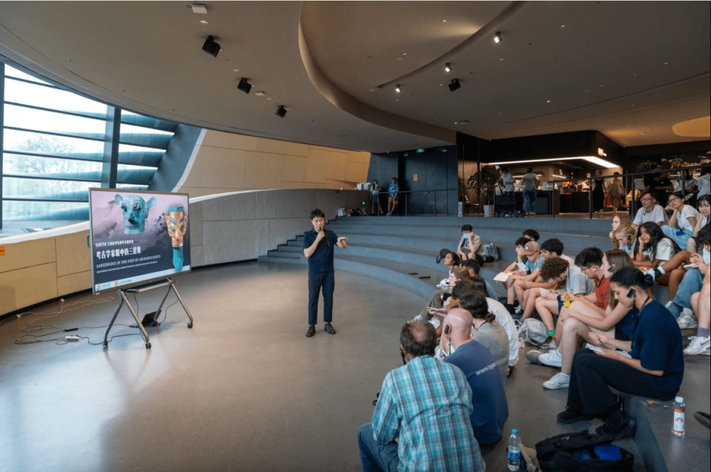 Professor Li Haichao talked with the American students at Sanxingdui Museum.