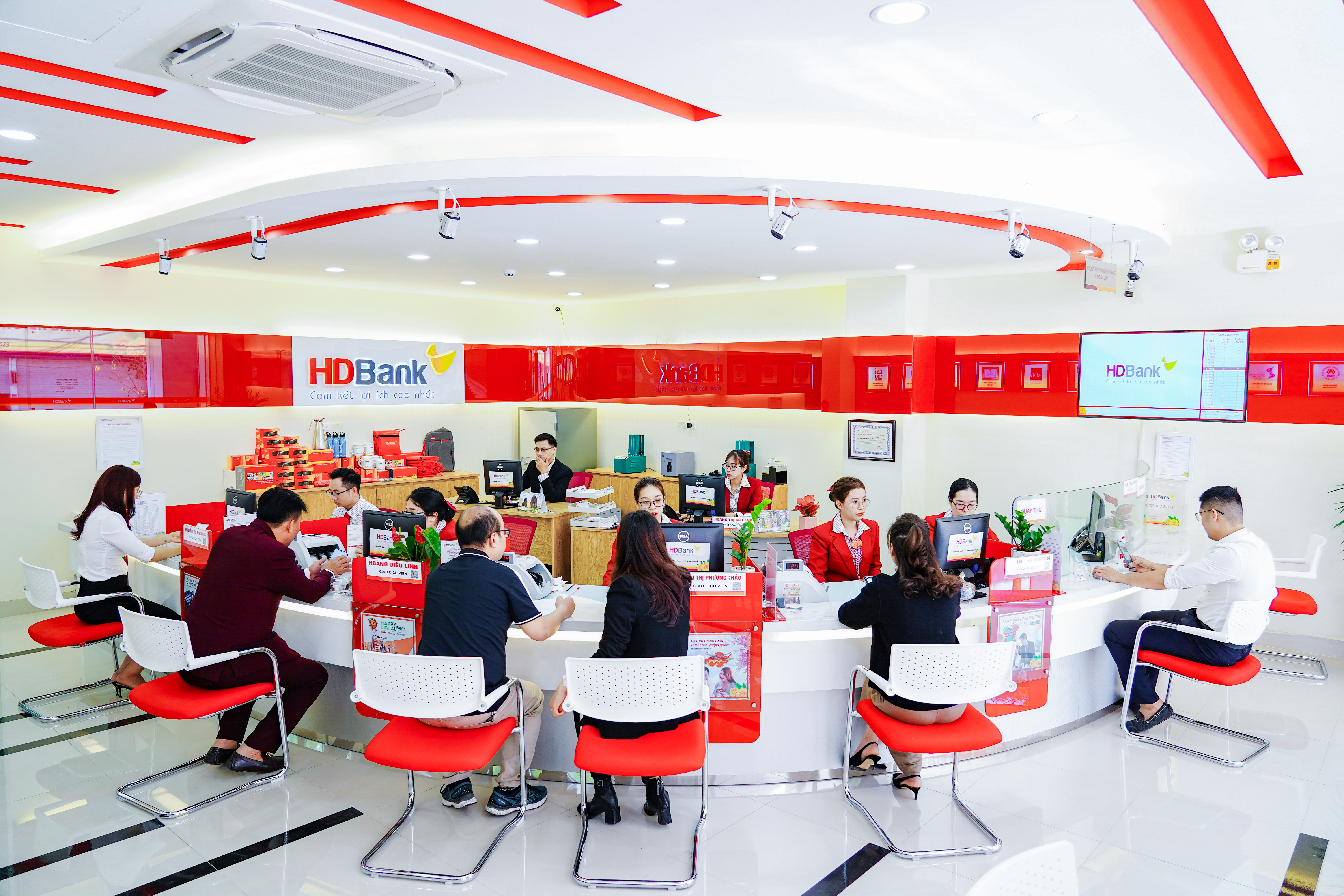 HDBank delivers robust 2025 results with profit up 27.4%.