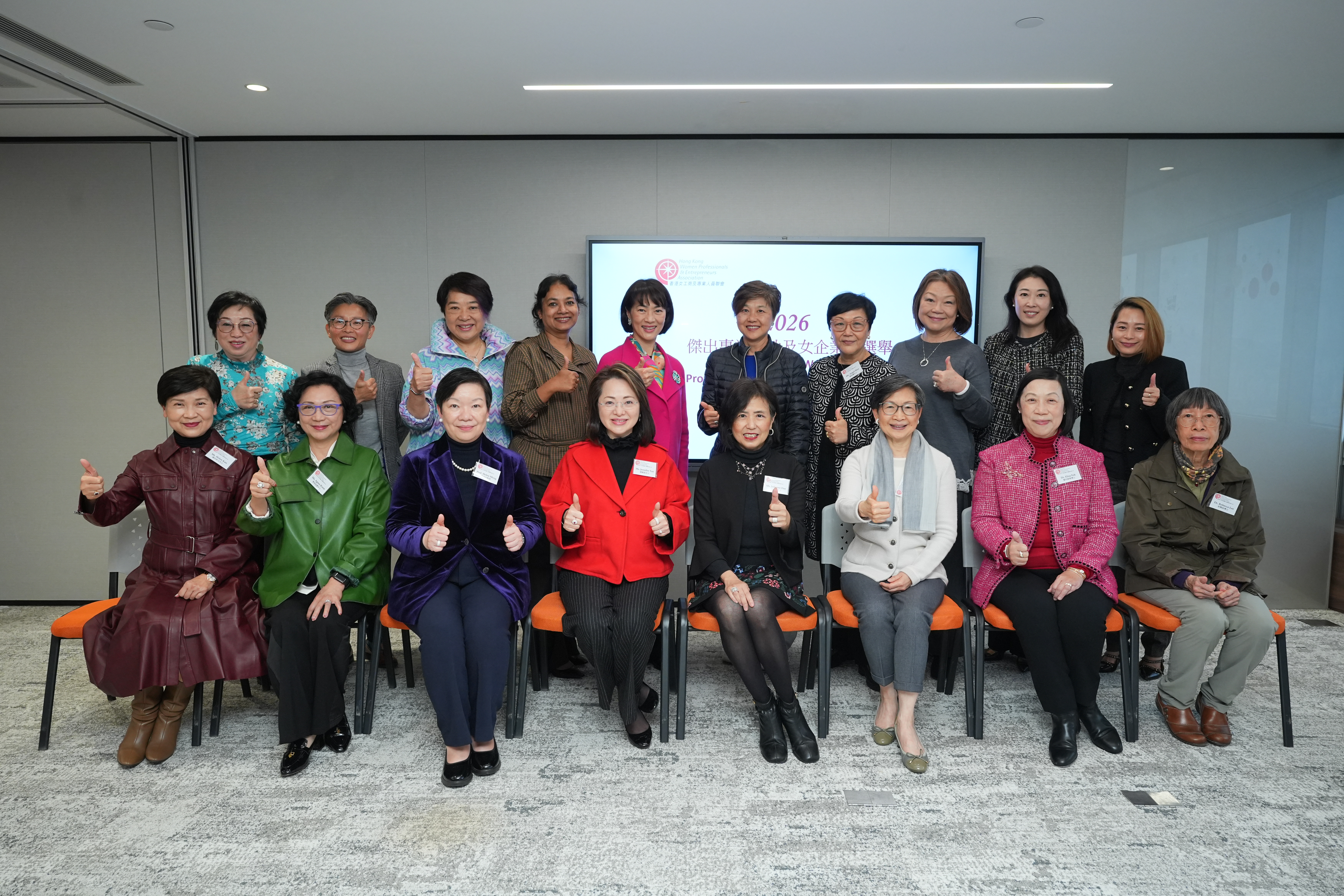 新北江子翠河濱自行車道新鋪面，遠方銜接城市橋梁。