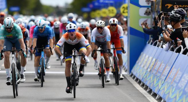 2026 Tour of Binzhou Int'l Cycling Race Kicks Off 2 Riders battle for position and make their moves on the course.
