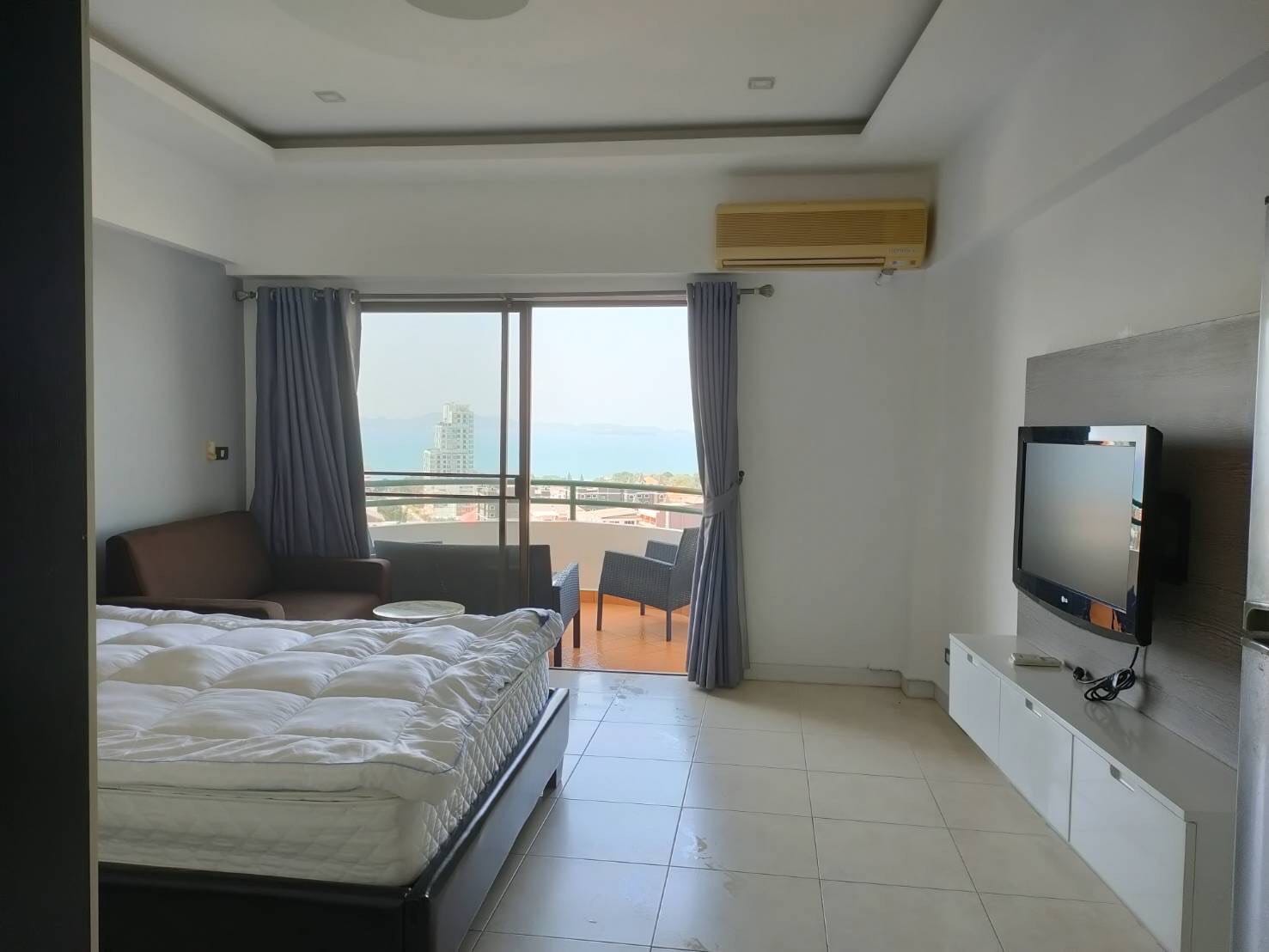 HIGH FLOOR – spacious studio with superb sea view!