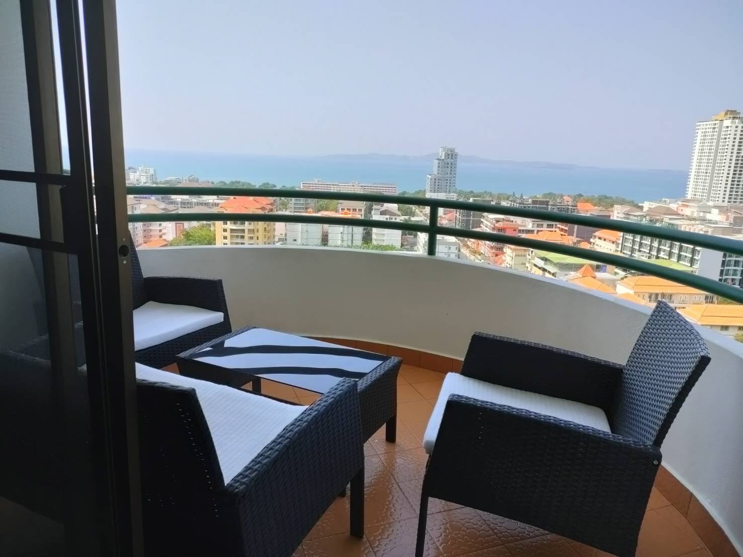 HIGH FLOOR – spacious studio with superb sea view!