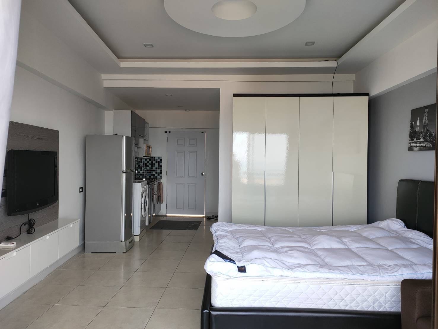 HIGH FLOOR – spacious studio with superb sea view!