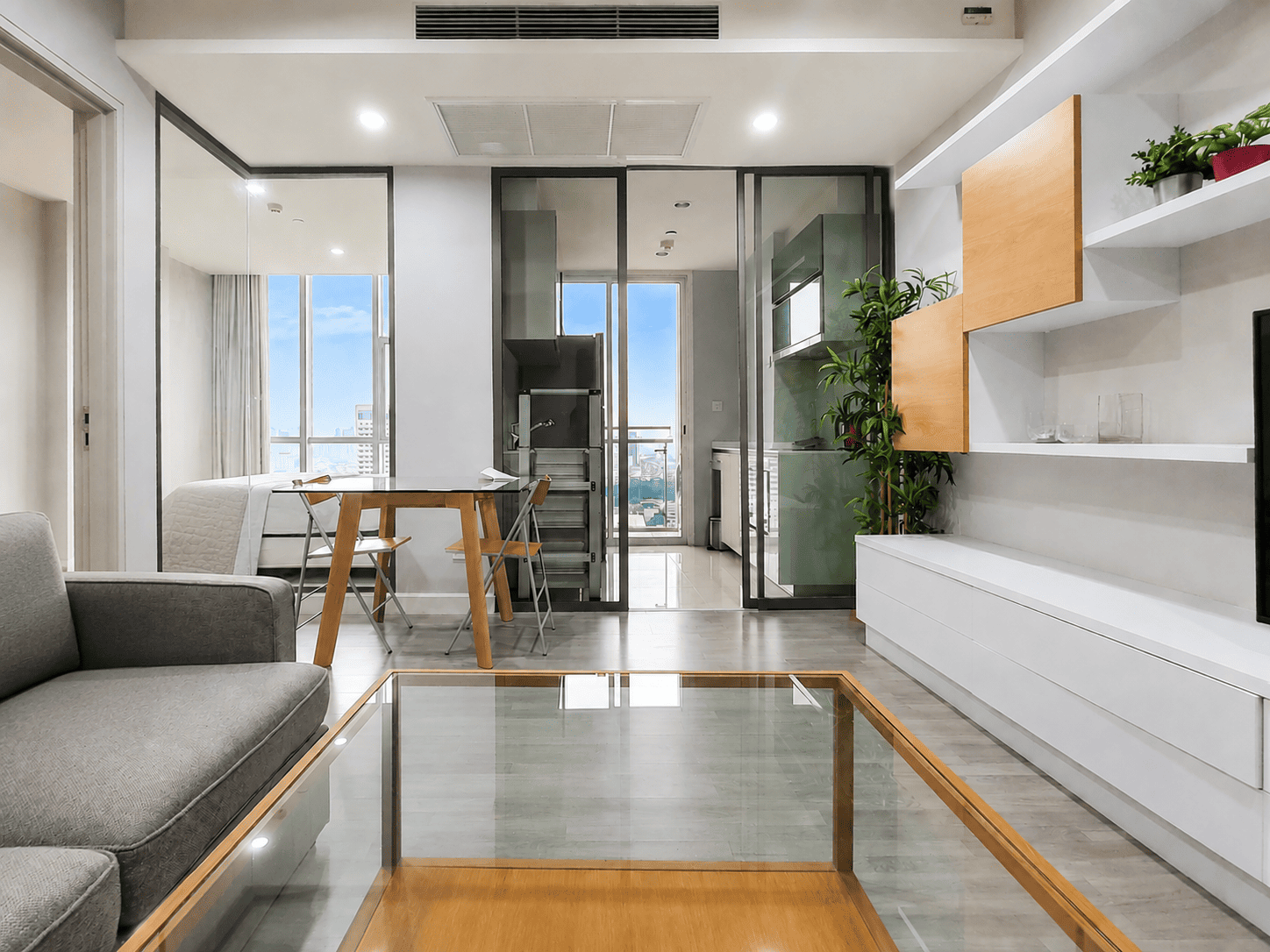 TOP FLOOR | Spacious one-bedroom in Sathorn with sitting tenant!