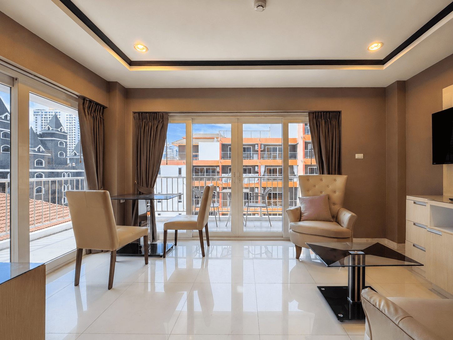 Corner Unit | One-bed with pool view for sale in the heart of Pratumnak!