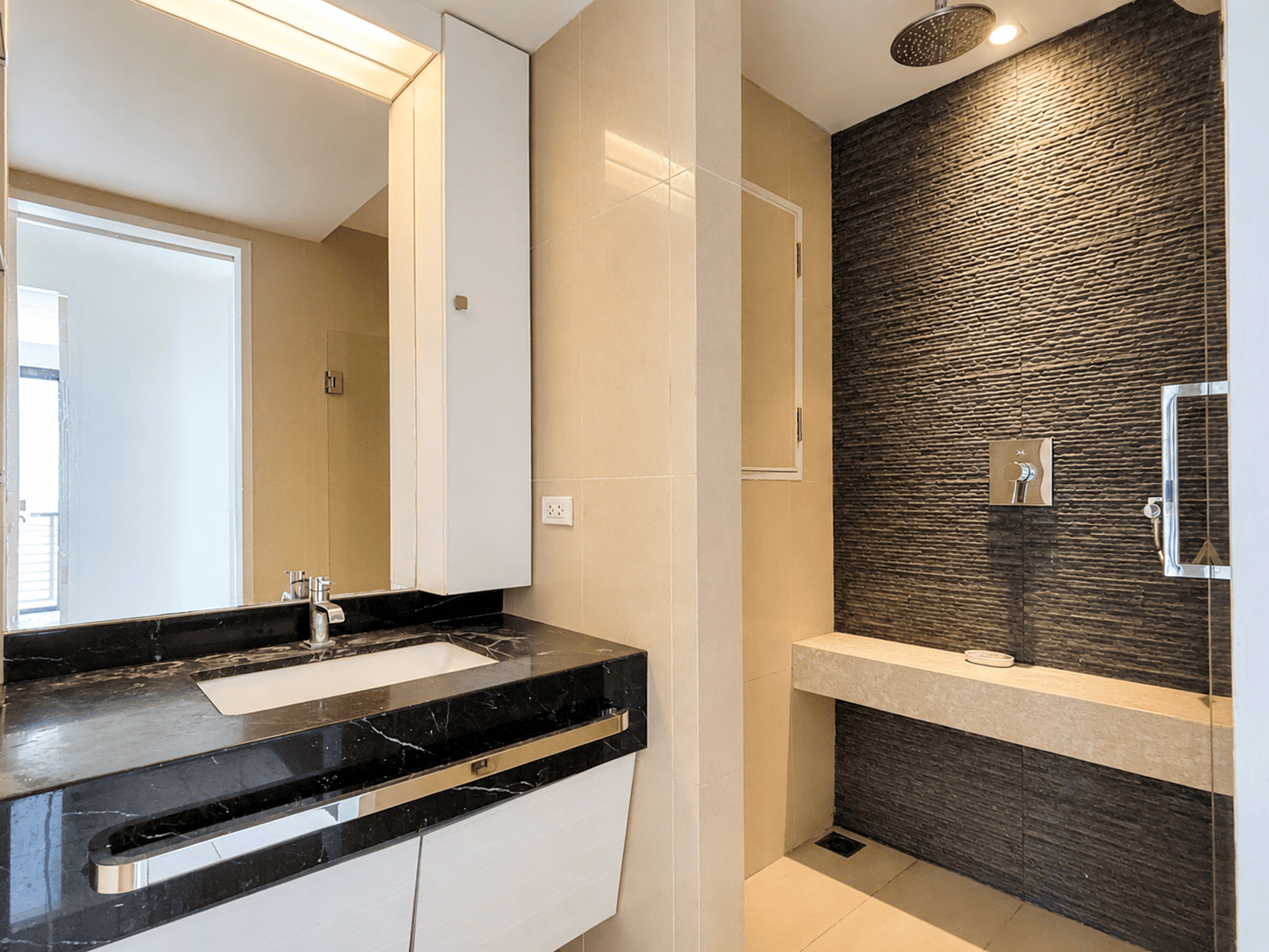 Central Pattaya | Top Floor Spacious 2 bedroom condo for sale at The Urban!