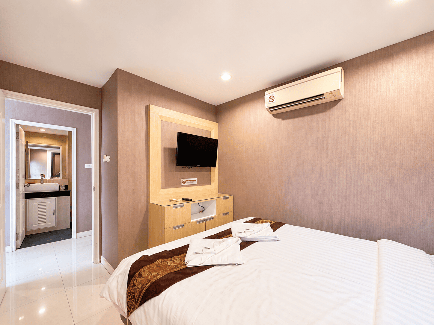 Corner Unit | One-bed with pool view for sale in the heart of Pratumnak!