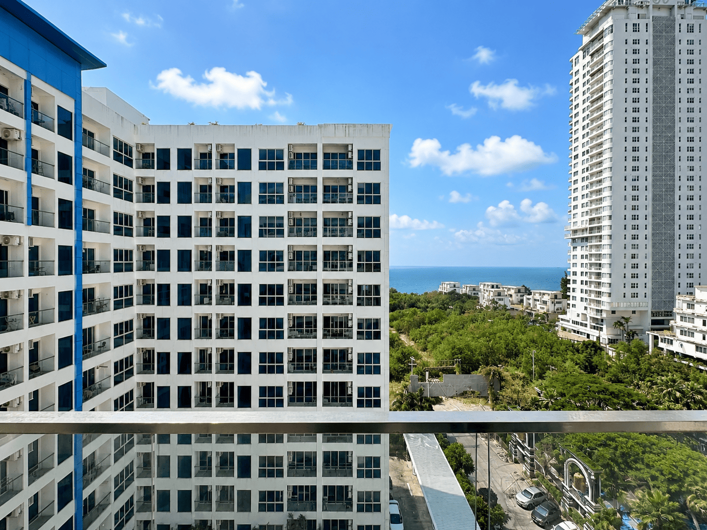 Beachfront | 40sqm corner one-bedroom with sea view!