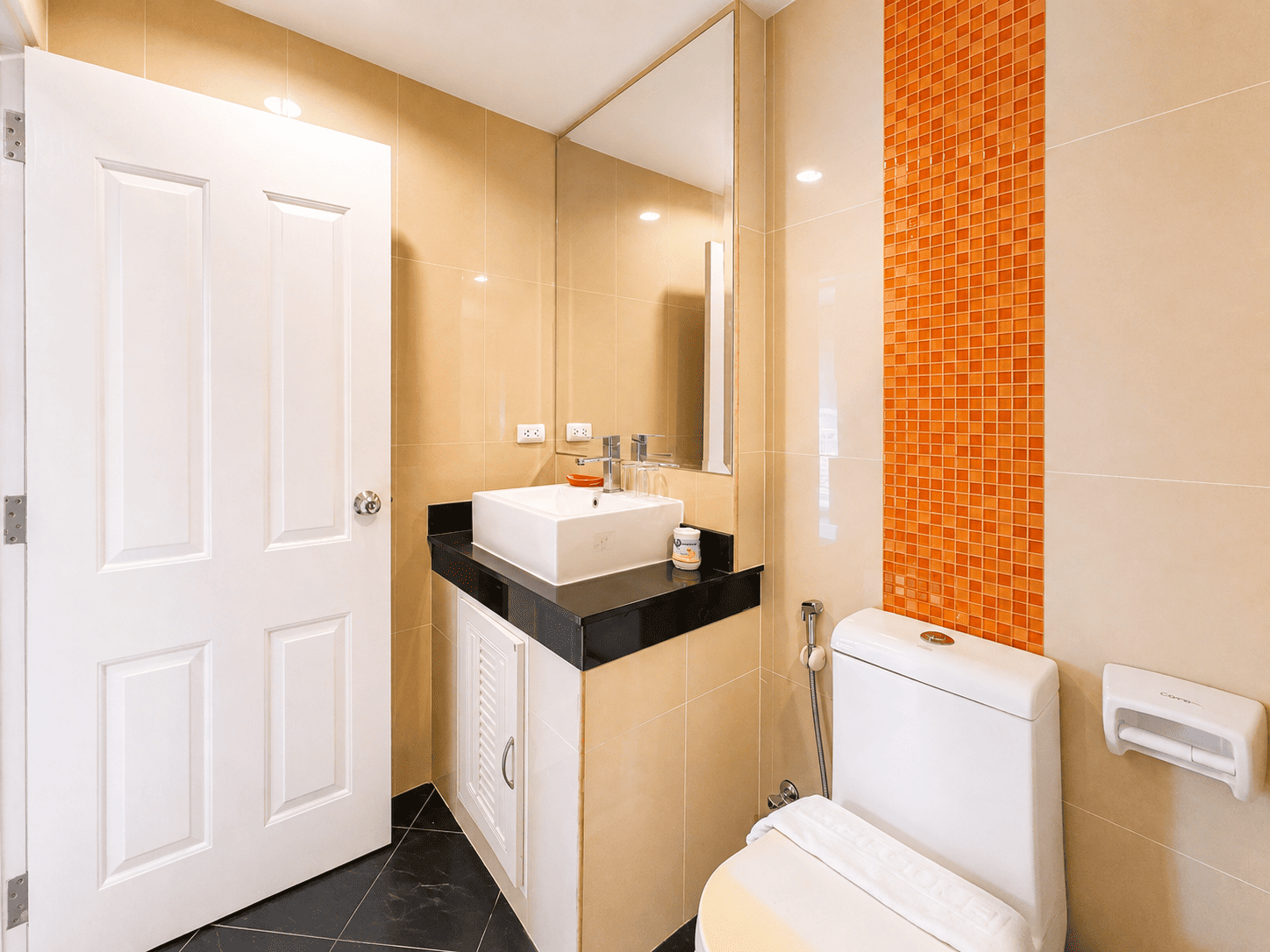 Corner Unit | One-bed with pool view for sale in the heart of Pratumnak!