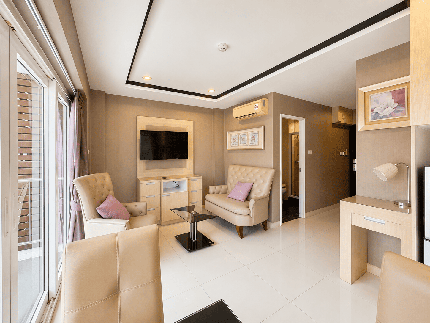 Corner Unit | One-bed with pool view for sale in the heart of Pratumnak!