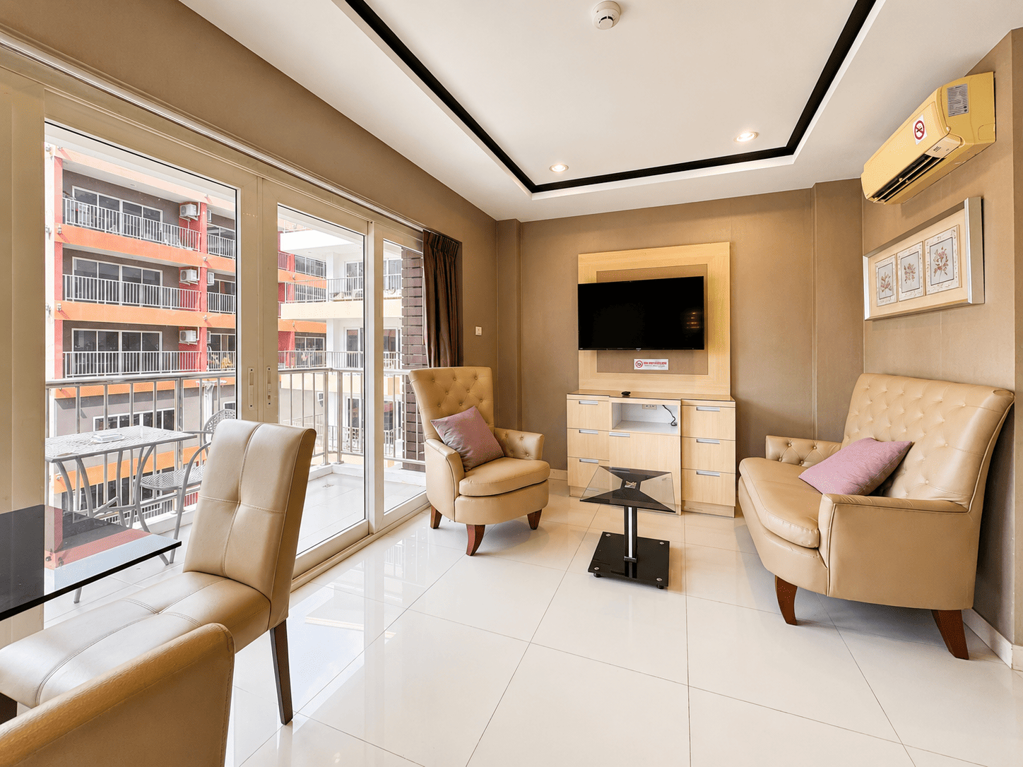 Corner Unit | One-bed with pool view for sale in the heart of Pratumnak!