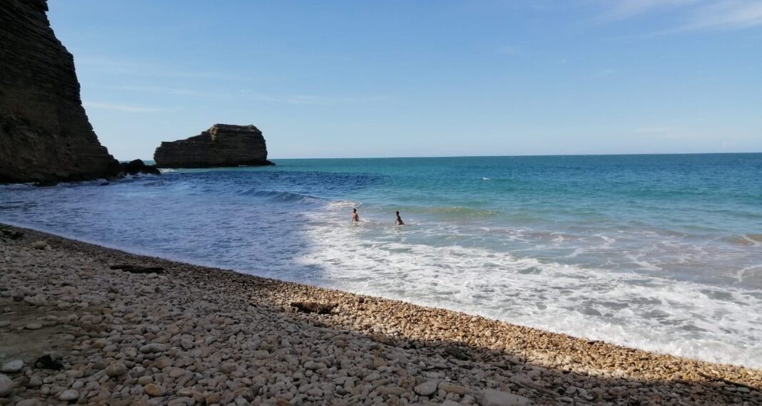 Menores de edad ponen sus vidas en peligro en playa de Monte Cristi