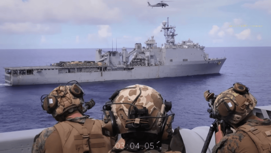 EE.UU. despliega al USS Tripoli en guerra contra Irán