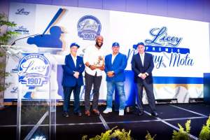 Mel Rojas Jr. recibe el primer Premio Manny Mota de los Tigres del Licey