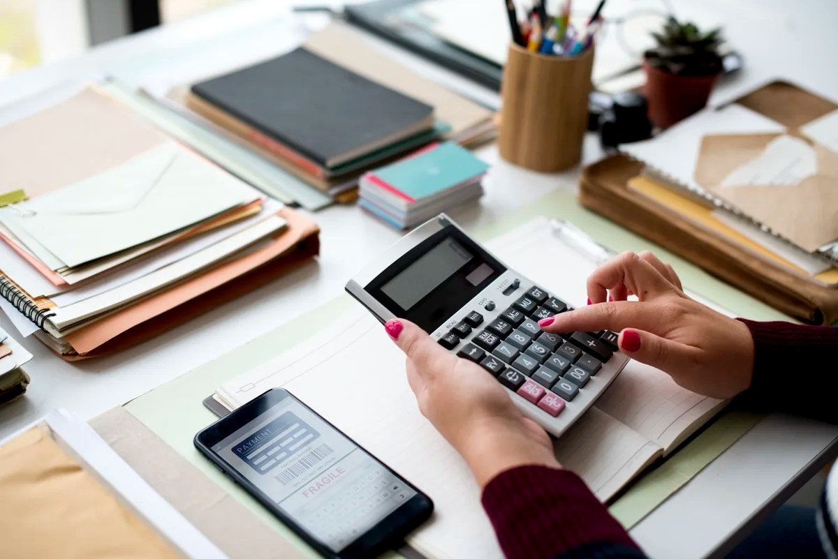 A virtual bookkeeper does her bookkeeping