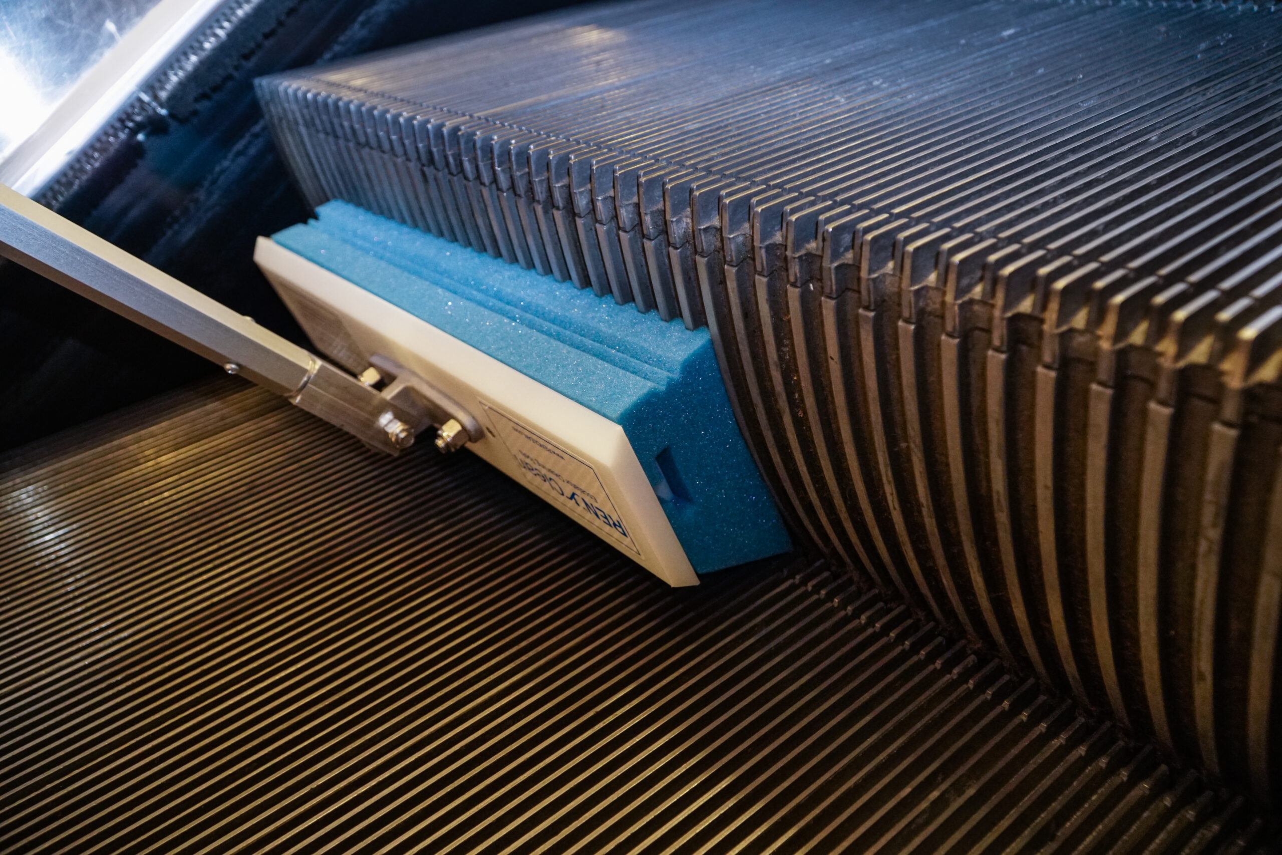 REN Clean escalator riser cleaning pad – reusable tool for escalator maintenance