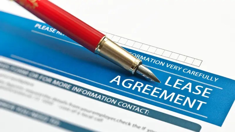 Can someone live with you without being on the lease?