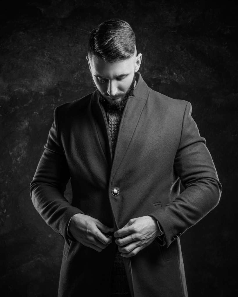 Cómo discernir entre ambos hombres críticos en la práctica y por qué es mejor el pensamiento del intelectual crítico.