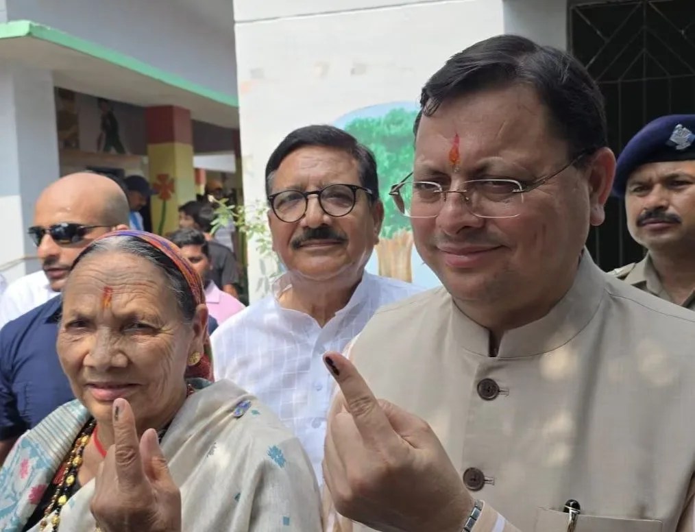 त्रिस्तरीय पंचायत चुनाव: मुख्यमंत्री पुष्कर सिंह धामी ने मॉ के साथ डाला वोट