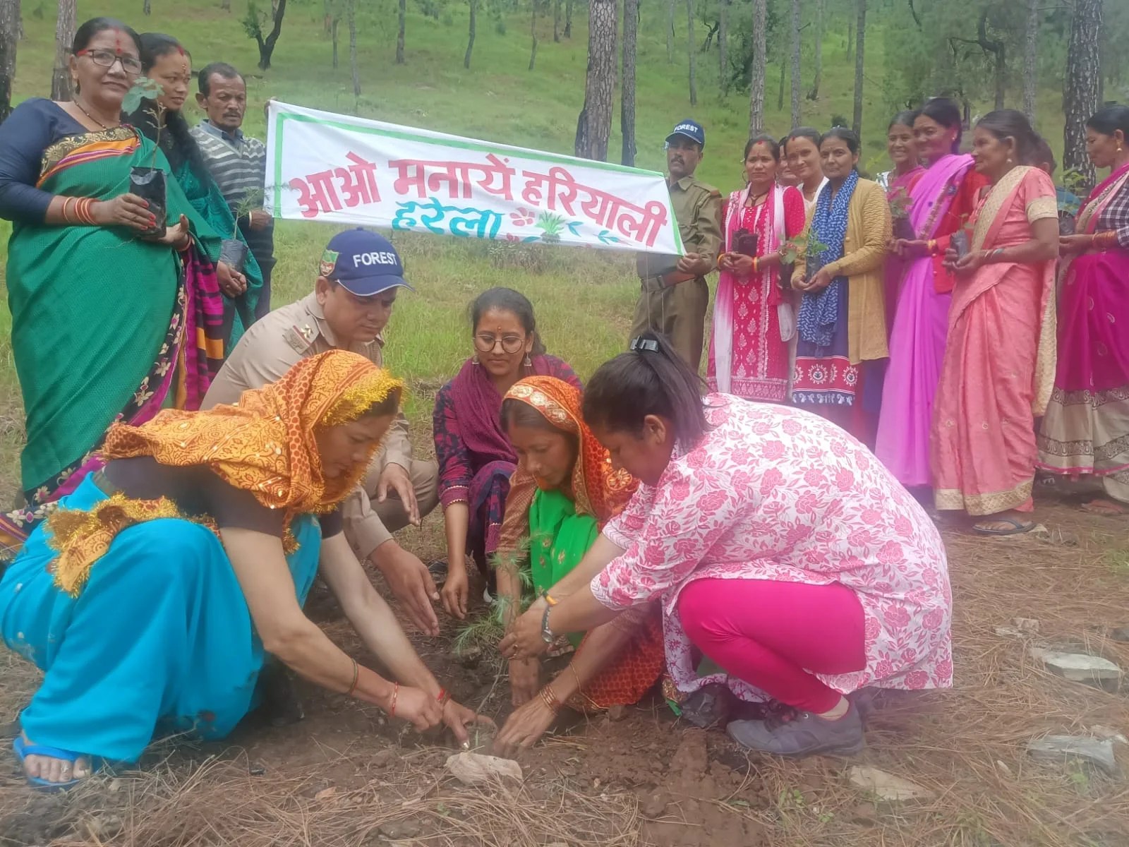 आरोही संस्था ने चमुवा में मनाया हरेला महोत्सव, गांव के लोगों के साथ किया वृक्षारोपण