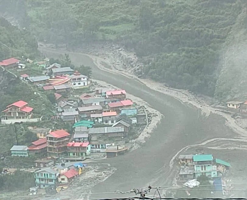 धराली में बादल फटने से तबाही, धराली मार्केट में भारी नुकसान की आशंका