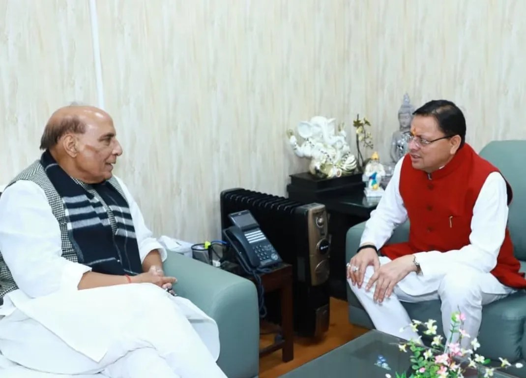 रक्षामंत्री राजनाथ सिंह से मिले सीएम धामी, एयरफोर्स की ऑडिट ब्रांच और राजजात यात्रा मार्ग के संबंध में की बात