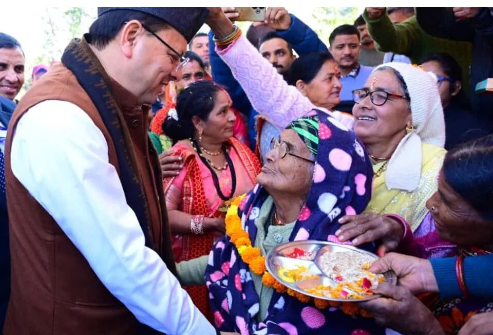 अपने पैतृक गांव पहुंचे सीएम धामी, गांव में बिताए पल किए याद, लोगों ने किया स्वागत