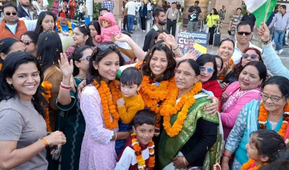 विश्वकप जीतने के बाद पहली बार देहरादून पहुंची स्नेह का जोरदार स्वागत