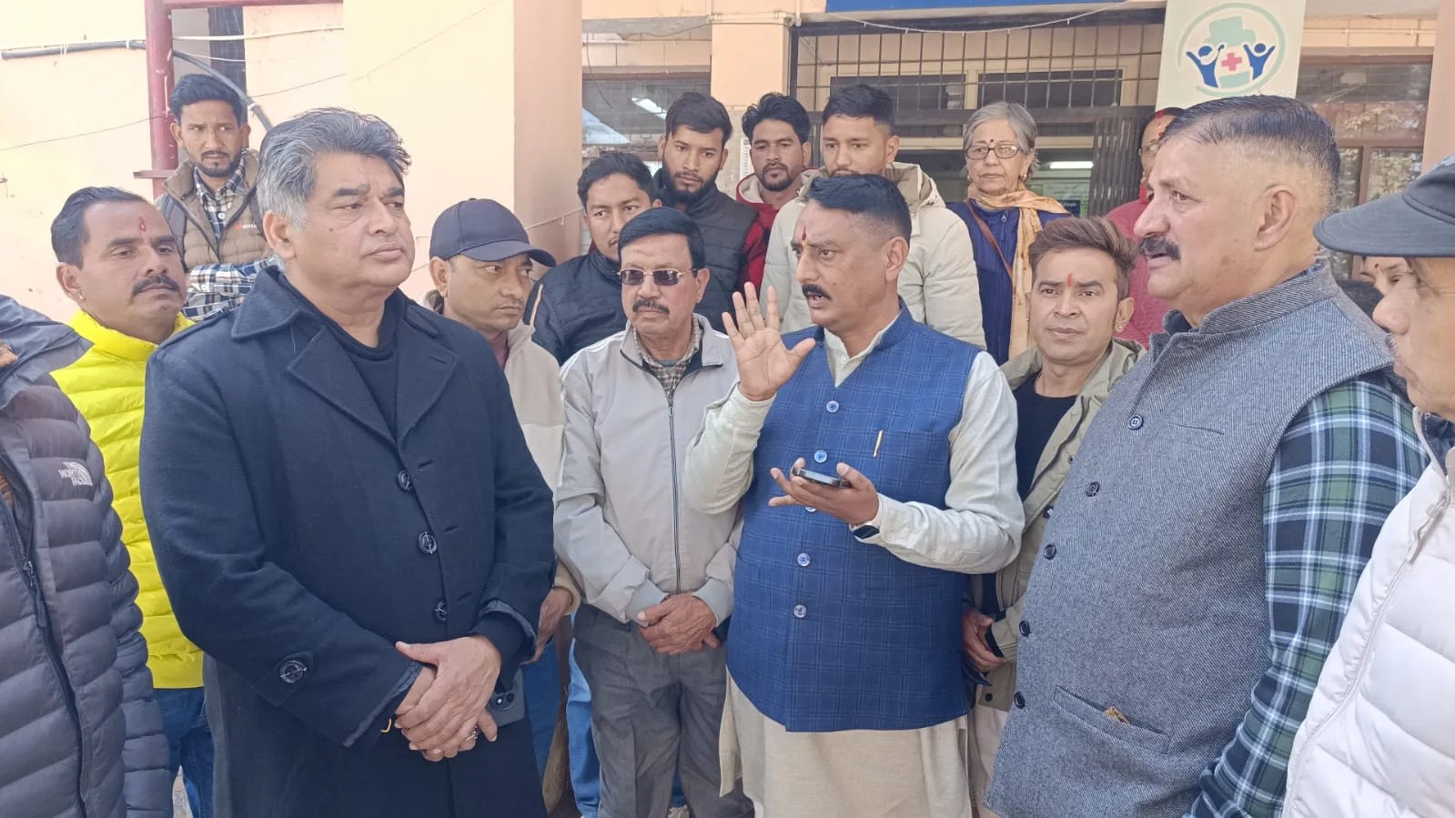 स्वास्थ्य सेवाओं को लेकर जनप्रतिनिधियों ने प्राचार्य का किया घेराव