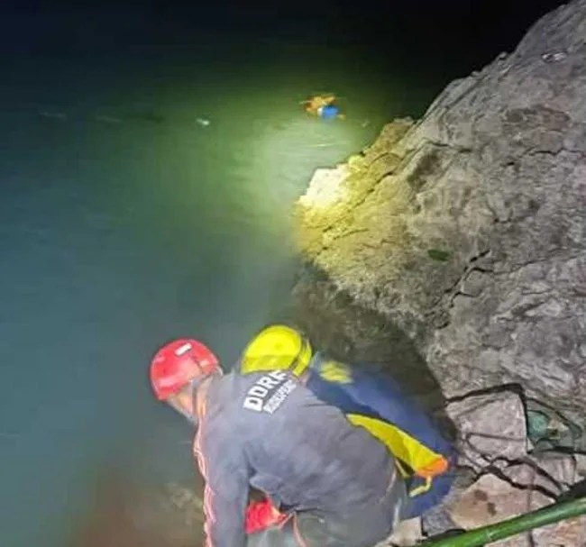 अनियंत्रित होकर नदी में समा गया बोलेरो कैंपर वाहन, एक की मौत, लापता लोगों की तलाश जारी