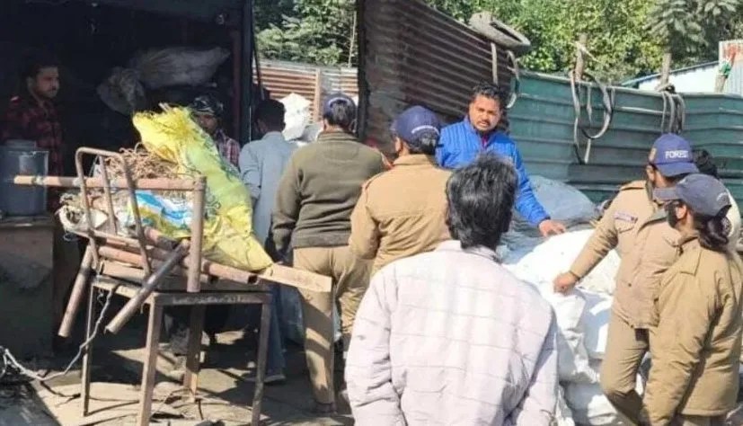 अवैध अतिक्रमण पर वन विभाग की कार्रवाई, 135 दुकानों पर लगाया लाल निशान