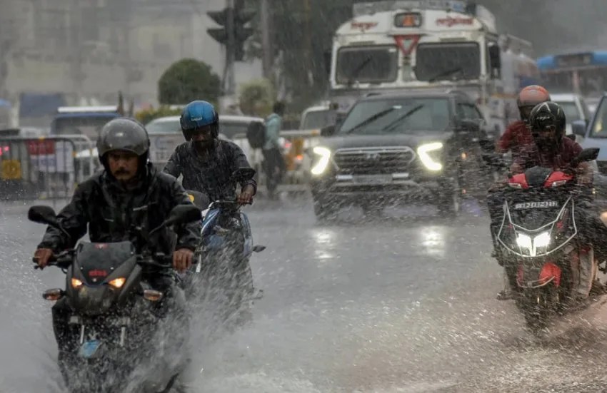 मौसम का बदला मिजाज, दिल्ली-एनसीआर समेत उत्तर भाारत के कई इलाकों में हो रही है बारिश