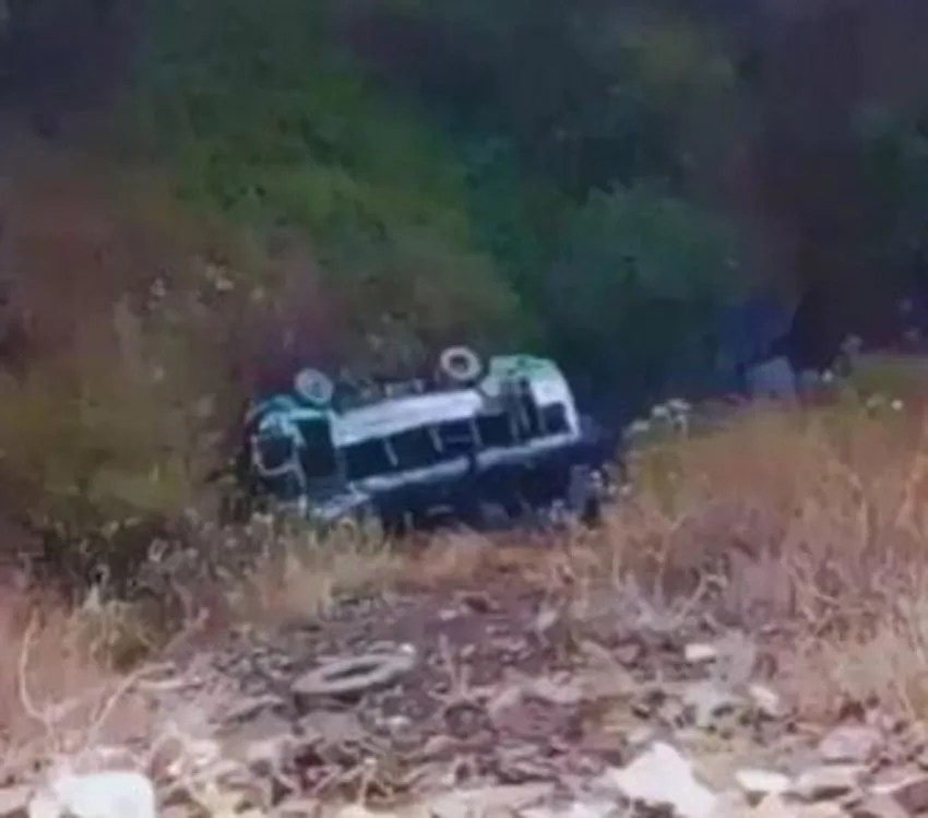 गहरी खाई में गिरी यात्रियों से भरी बस, तीन की मौत, 31 घायल