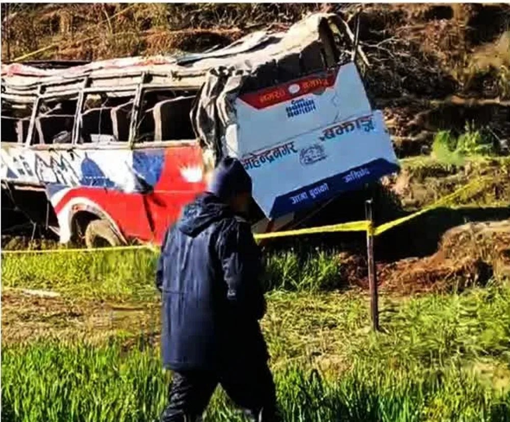 डेढ़ सौ फीट गहरी खाई में जा गिरी बारात की बस, 13 की मौत, 34 घायल