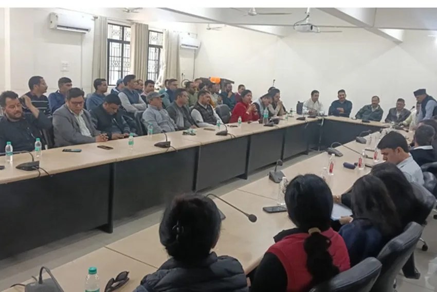 बेसिक शिक्षा निदेशक पर हमले के विरोध में दो दिवसीय कार्य बहिष्कार