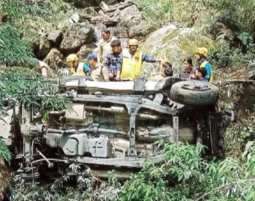 सौ मीटर गहरी खाई में गिरी थार, एक युवक की मौत, दो घायल