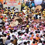मॉ बाराही के जयकारों के साथ शुरू हुई बग्वाल, करीब 8 मिनट चली बग्वाल