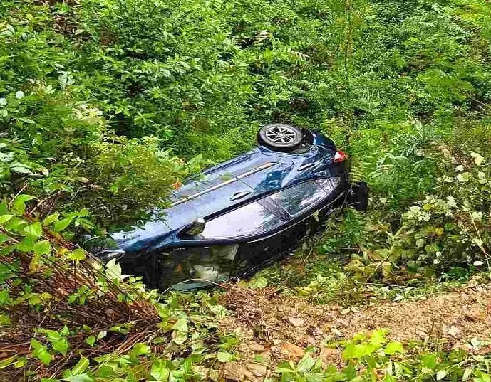 खाई में गिरी स्कूल से लौट रहे शिक्षकों की कार, 4 घायल