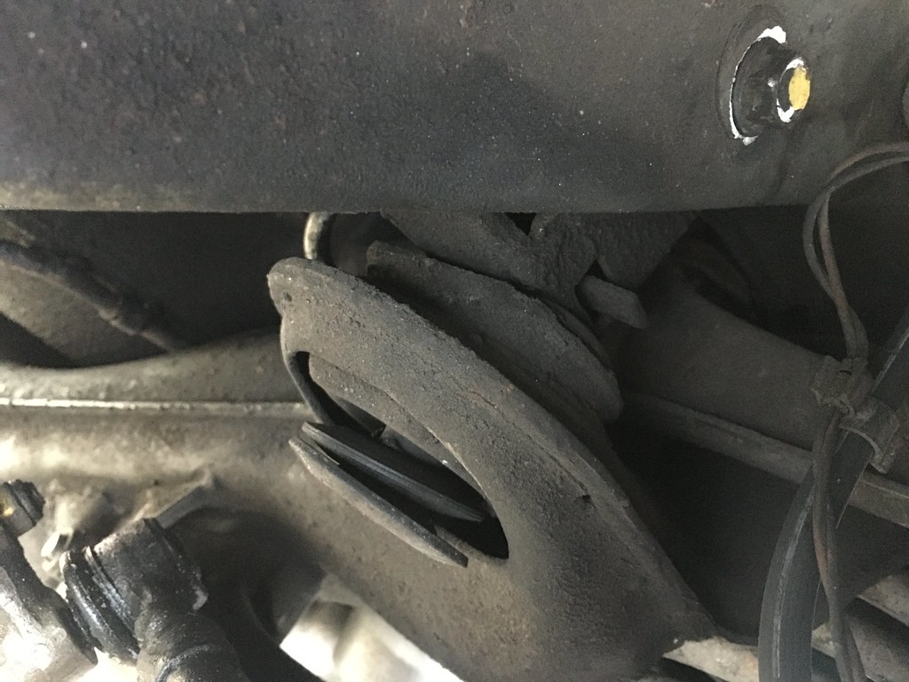 W107 Subframe mounts