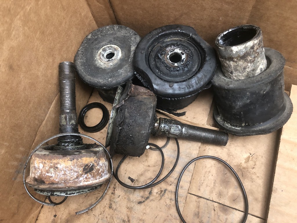 W126 guide rod mount bushes