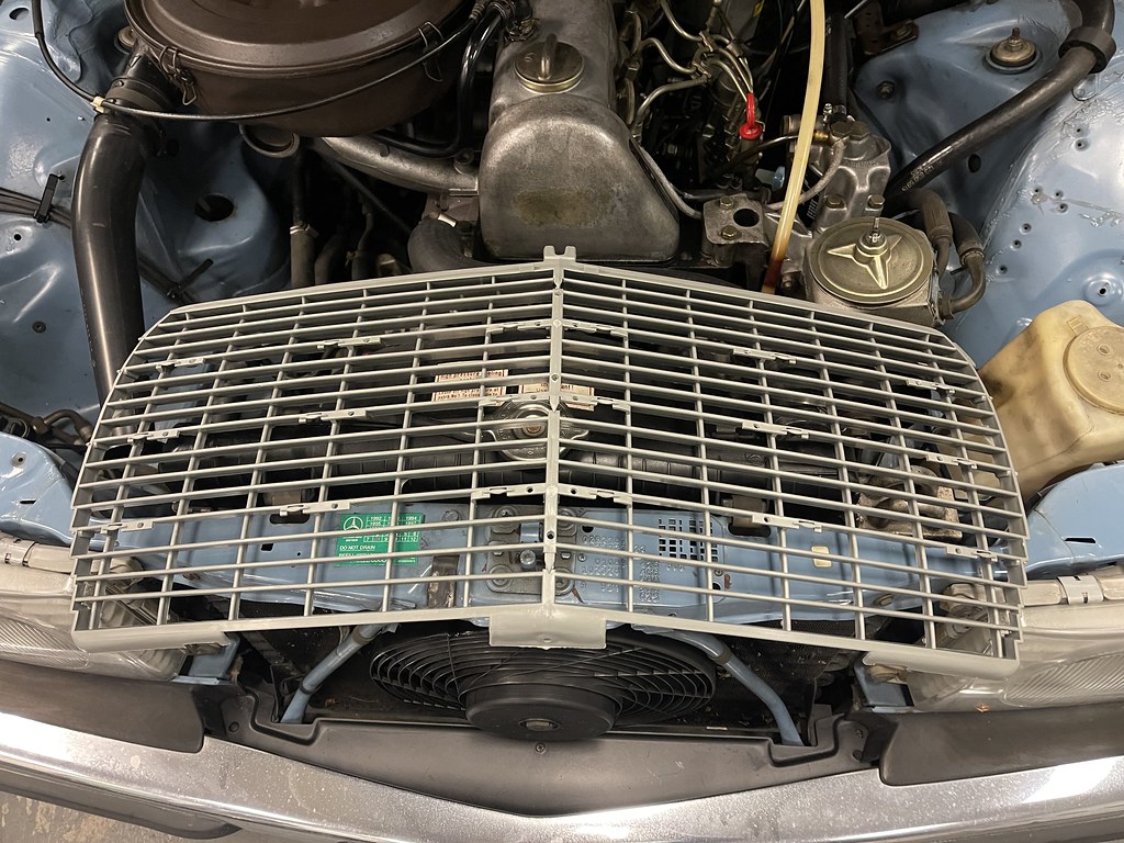 Replacing the W123 grille insert